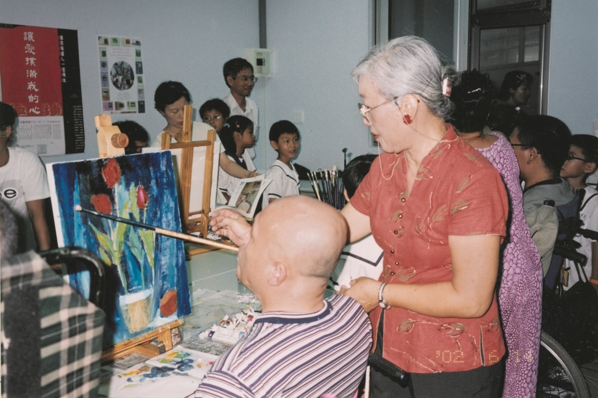 張淑美教授多年義務指導脊髓損傷者成為口足畫家，並協助陸續考取國際口足畫會使其獲得固定收入